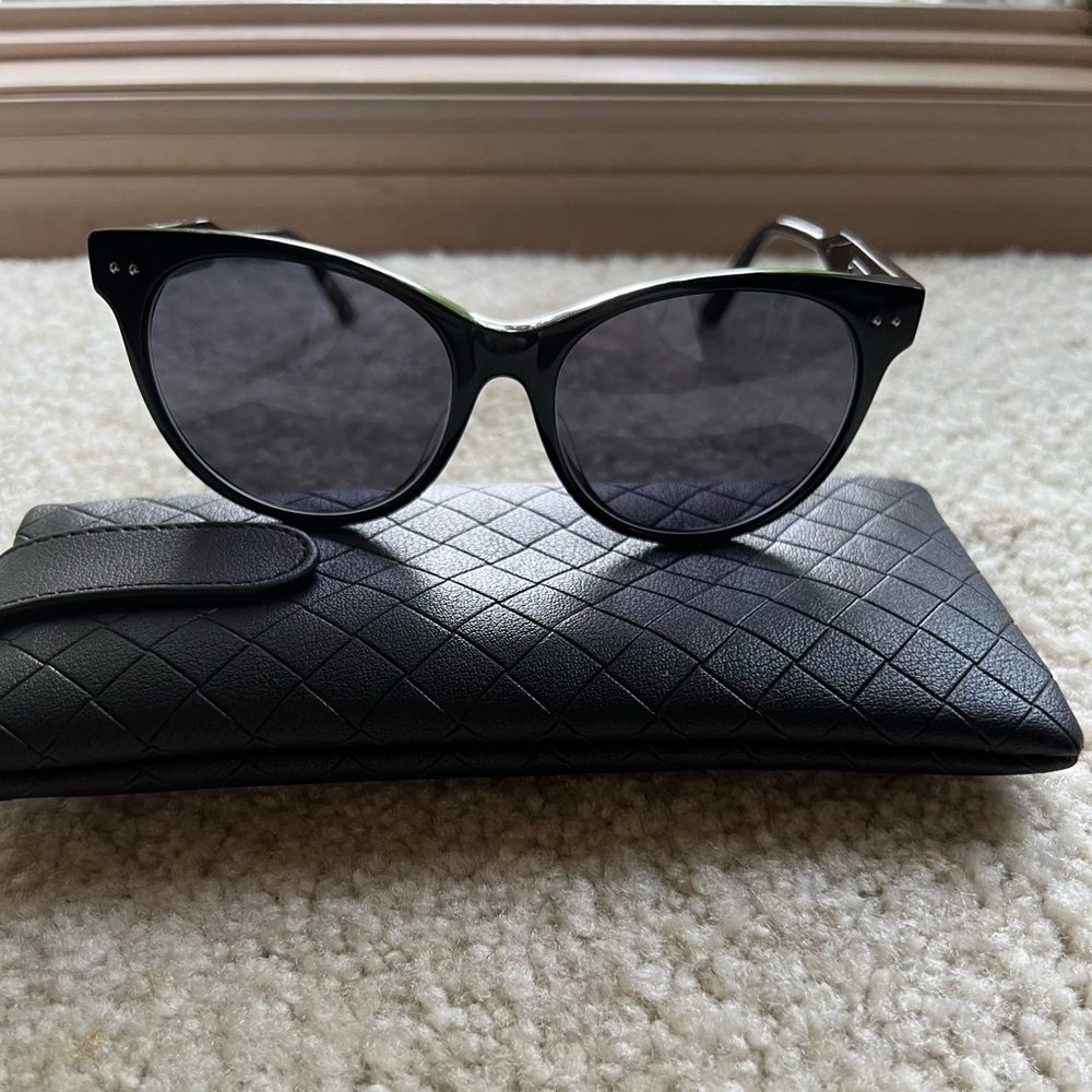 Bottega Veneta Sunglaases - Picture 1 of 9